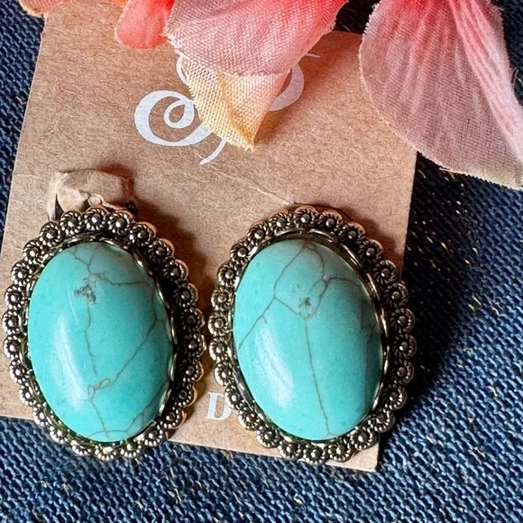 Elegant Turquoise and Gold Earrings - Picture 2 of 4